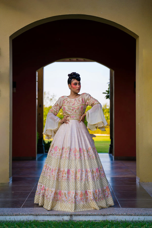 Lehenga marfil bajo un arco
