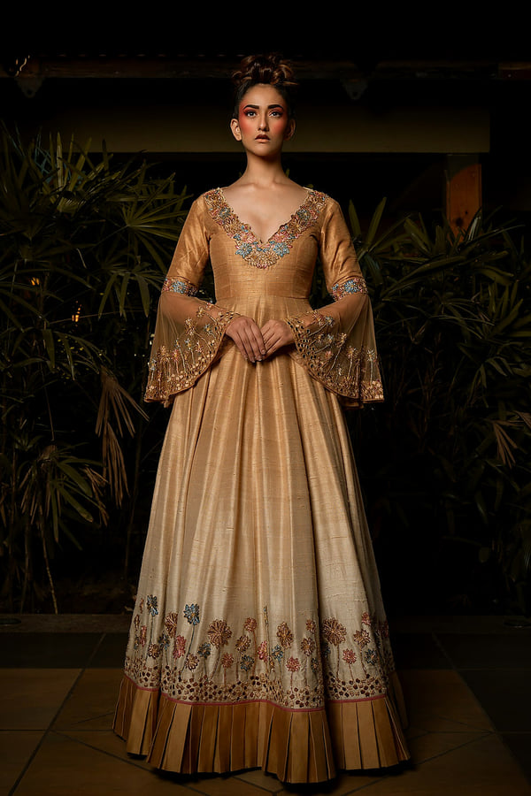 Vestido dorado escotado