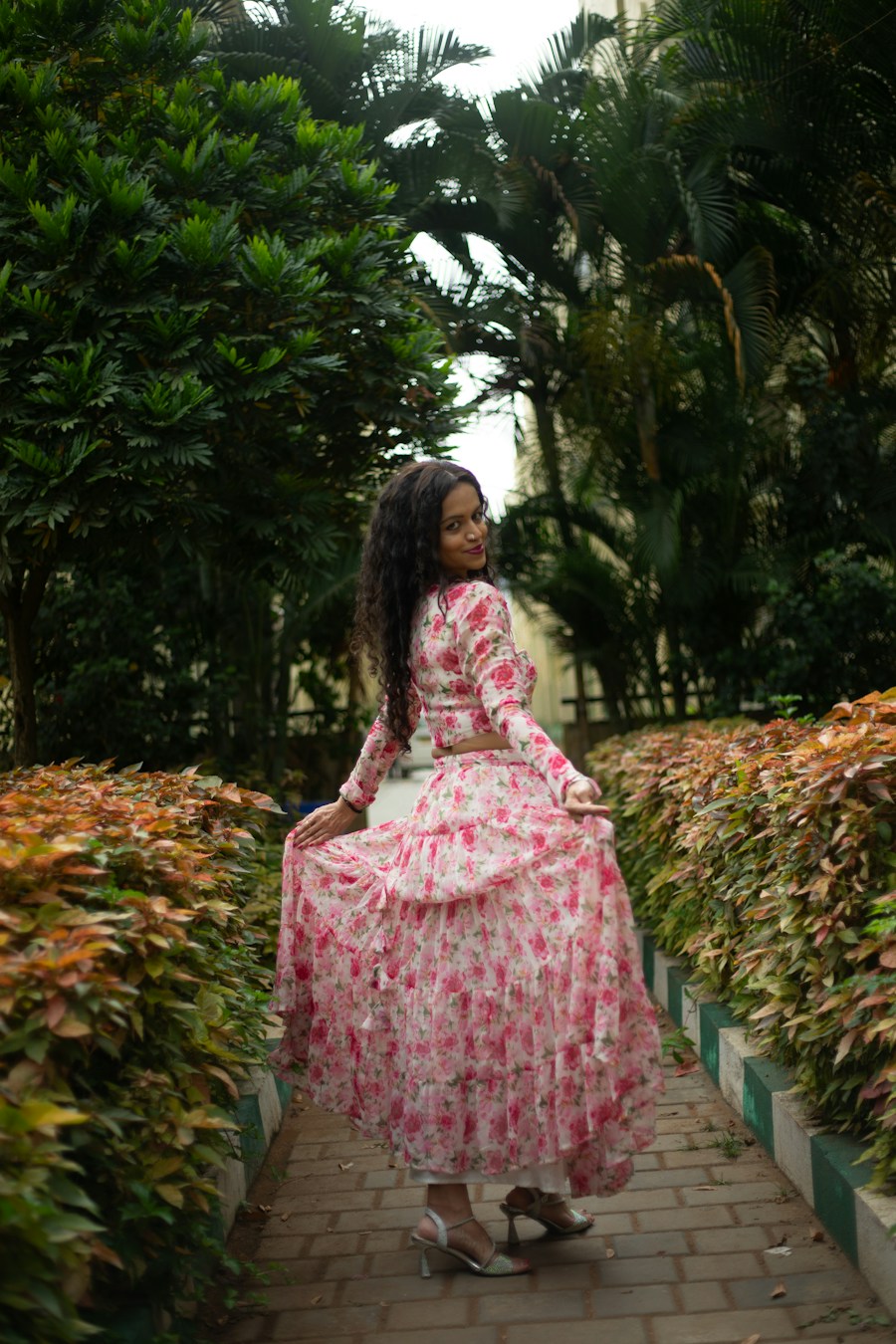 Modelo girando con conjunto rosa de falda en capas