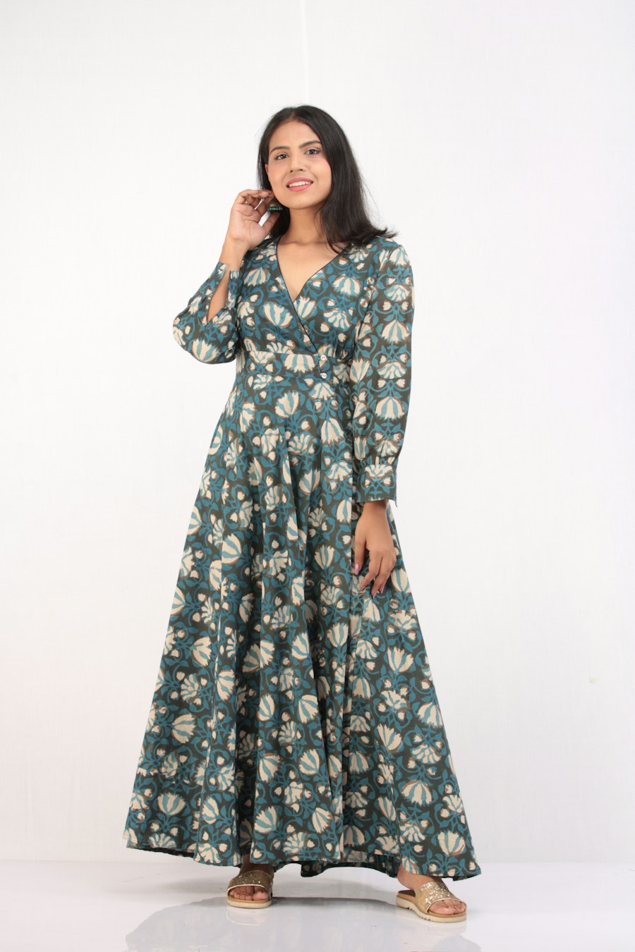 Modelo con vestido indú turquesa y crema